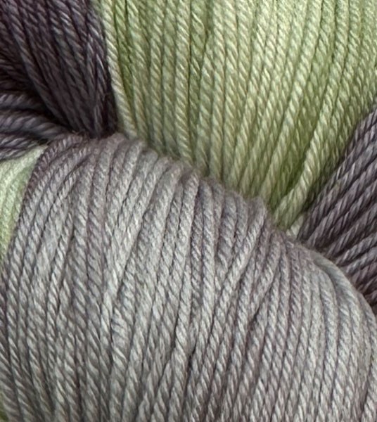 Hand-dyed-fingering-Minty-Grape-001